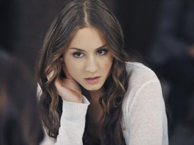 Troian Bellisario, por sua inteligente e cautelosa Spencer