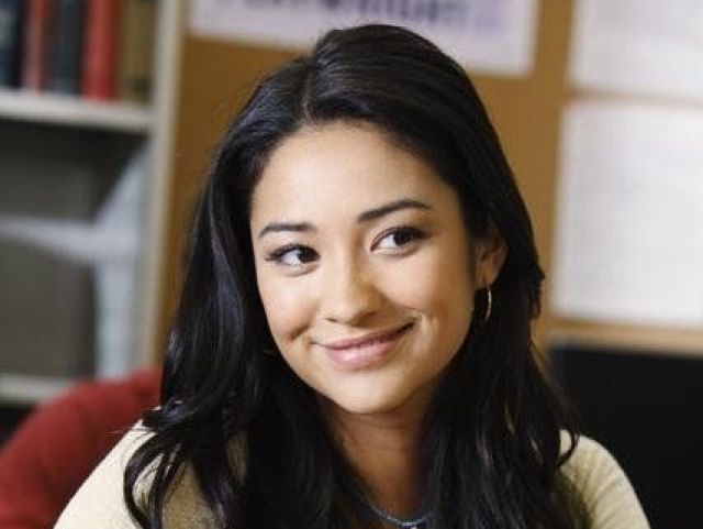 Shay Mitchell, que faz a tímida mas feroz Emily