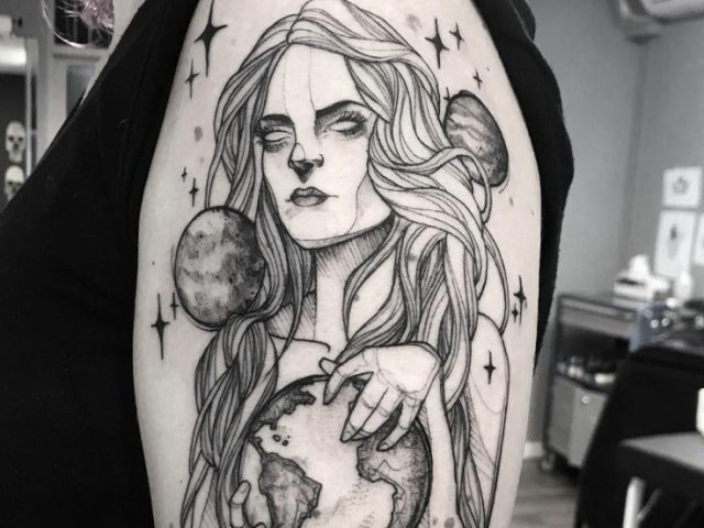 Tatuagem grande;
