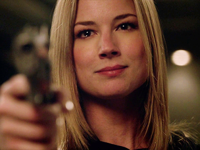 Emily Vancamp, na pele da vingativa e durona Amanda Clarke