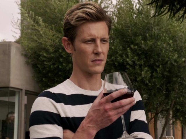 Gabriel Mann, por seu inteligente e bem humorado Nolan Ross