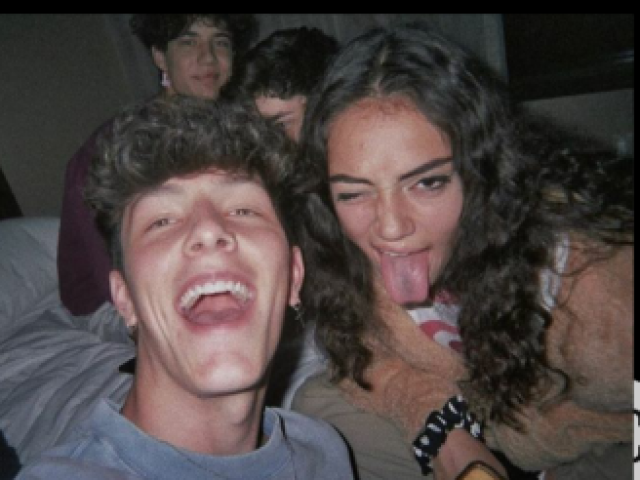 Hoje é o dia dela essa menina que solta alegria por onde passa a irmã que o Noah me deu, amiga dos roles rsrs
(Logan)