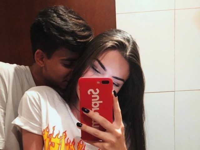 Tantos sorrisos por aí, você querendo o meu. Tantos olhares me olhando e eu querendo o seu. 
Eu não duvido não 
Que não foi por acaso
Se o amor bateu na nossa porta que sorte a nossa