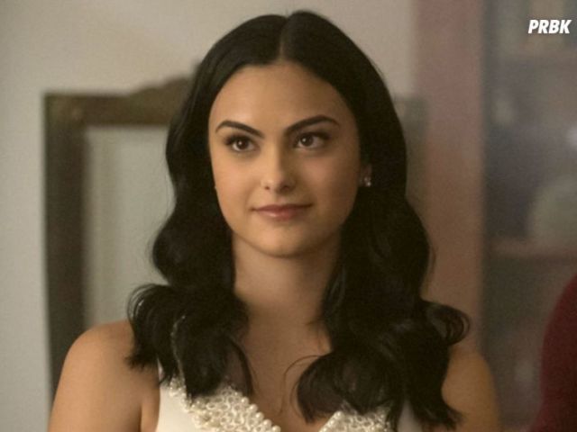 Camila Mendes, como a emponderada Veronica Lodge