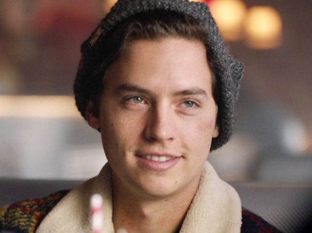 Cole Sprouse, como o anti-social e que possui humor ácido, Jughead Jones