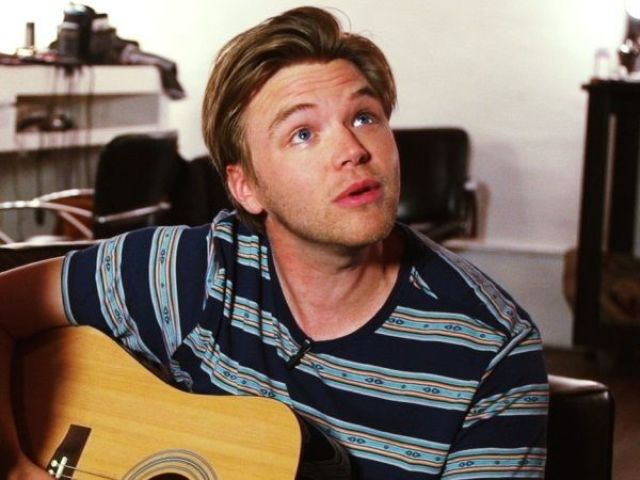 Brett Davern, intérprete do simpático e inseguro Jake Rosatti