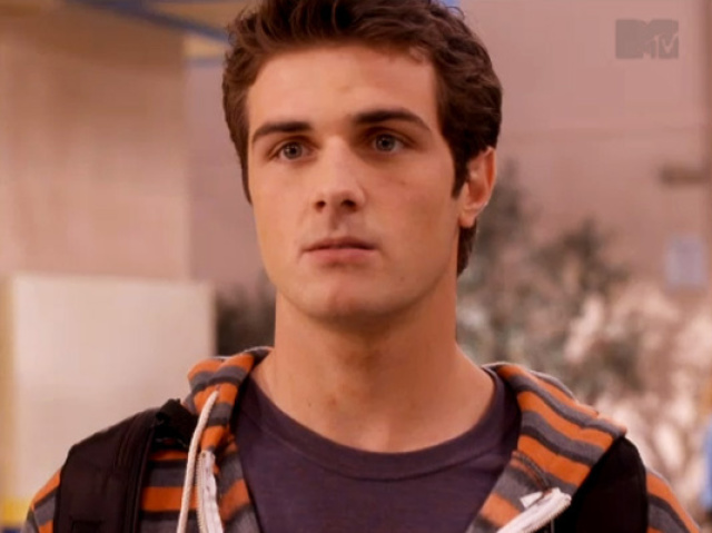 Beau Mirchoff, como o popular receoso Matty Mckibben