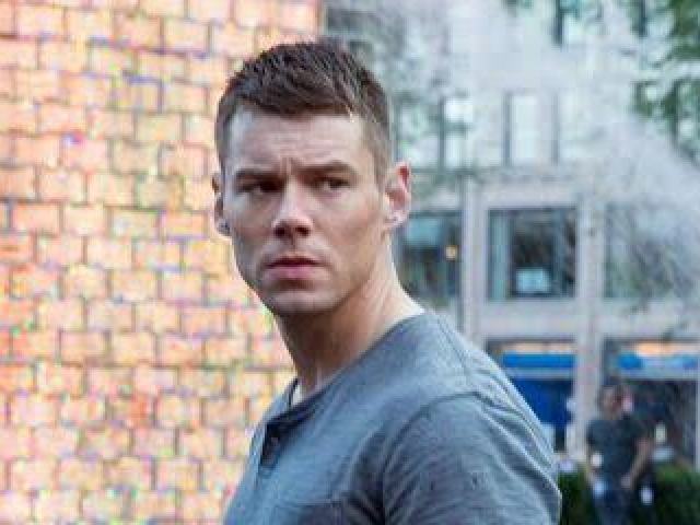 Brian J. Smith, como o honroso policial de Chicago, Will