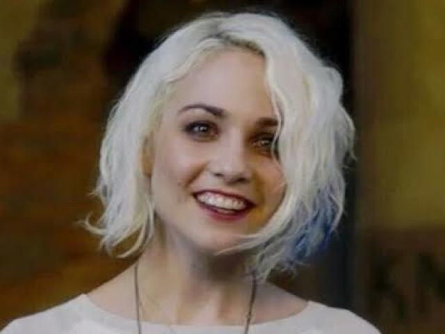 Tuppence Middleton, como a traumatizada DJ de Londres, Riley