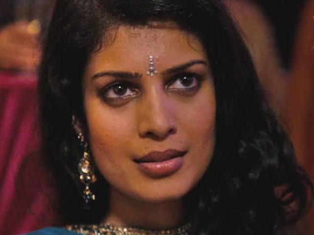 Tina Desai, como a bondosa e indecisa indiana Kala