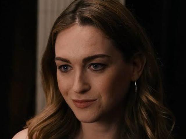 Jamie Clayton, como a inteligente hacker trans Nomi Marks