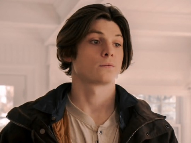 Jack Mulhern, como o sensível e generoso Grizz