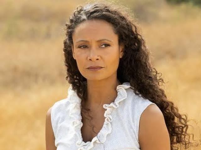 Thandie Newton, que interpreta a robô com instinto materno Maeve