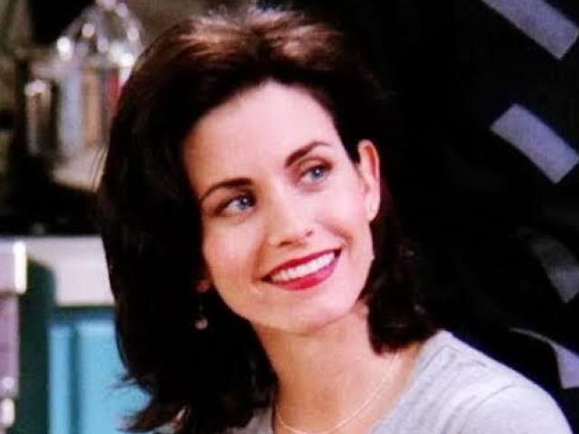 Courteney Cox, como a competitiva chef de cozinha Monica