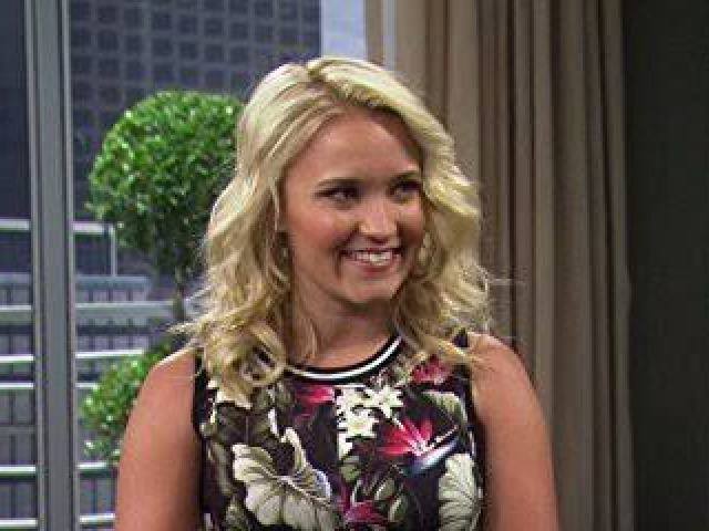 Emily Osment, vivendo a blogueira de culinária Gabi