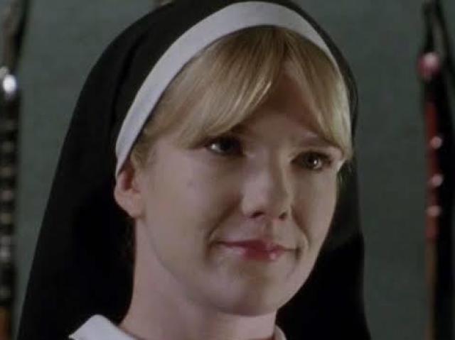 Lily Rabe, como a encapetada freira Mary Eunice