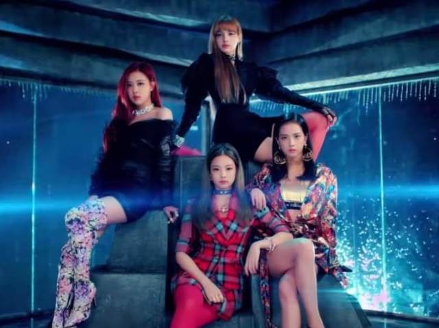 지금 내가 걸어가는 거린
BLACKPINK four way 사거리
동서남북 사방으로 run it
너네 버킷리스트 싹 다 I bought it
널 당기는 것도 멀리 밀치는 것도 제멋대로 하는 bad girl
좋건 싫어하건 누가 뭐라 하던 when the bass drop, it's another banger