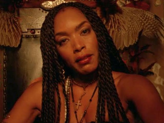 Angela Bassett, como a habilidosa bruxa do vodu Marie Laveau