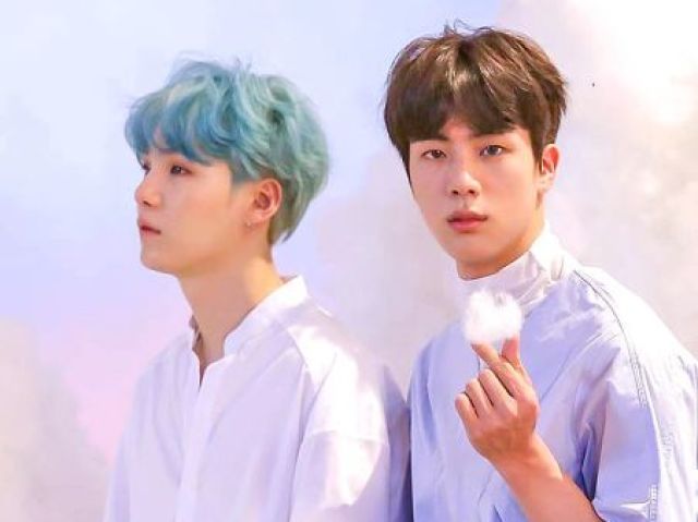 A do Jin é rosa. E a do Suga é branco!!!