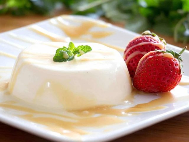 Panna Cota (Uma sobremesa feita de leite e gelatina muito chique)