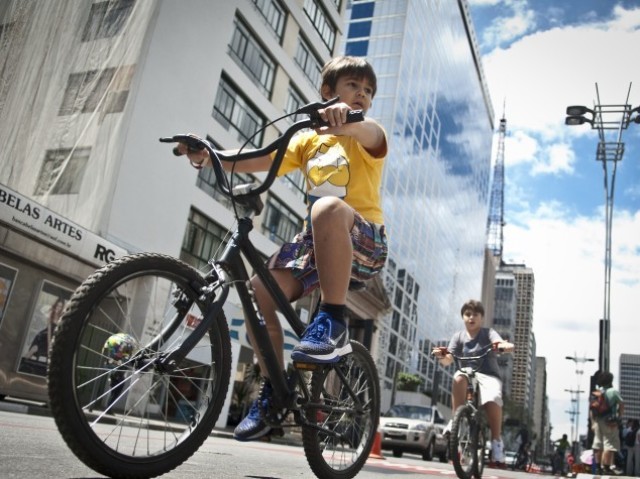 ANDANDO DE BICICLETA