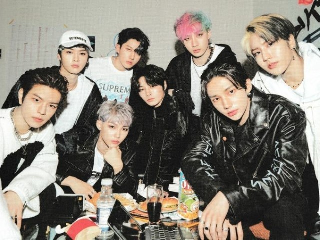 STRAY KIDS