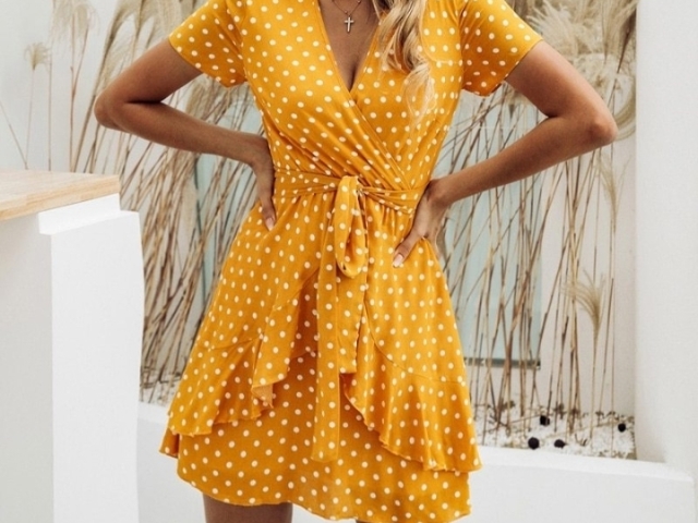 Um vestido lindo amarelo com bolinhas brancas💛