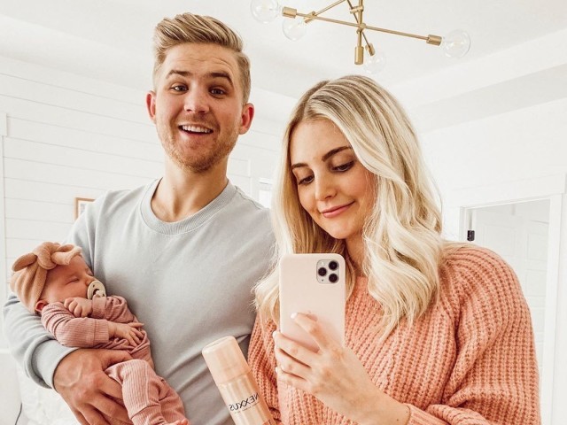 👨👩👧