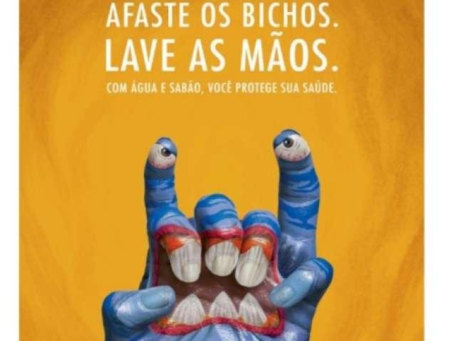 Use água e sabão para lavar as suas mãos.