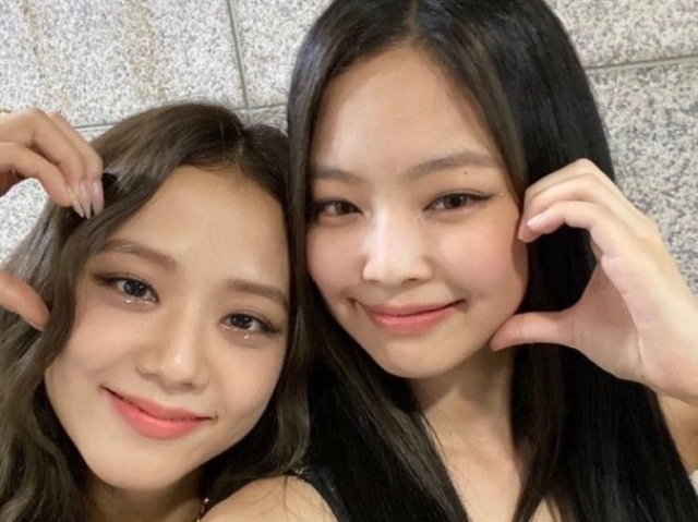 Jennie (mais velha) e Jisoo (mais nova)