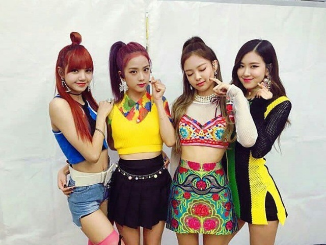 Jennie e Jisoo (Rap line) & Lisa e Rosé (vocal line)