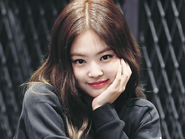 Jennie
( BlackPink)