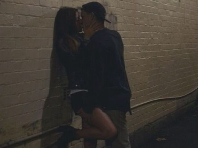 Hoje, foi visto Emily beijando Ryan.
Será que ela está brincando com os sentimentos do nosso maior pegador?
Ou será que ela é só mais uma das ficantes de Alex e Ryan?