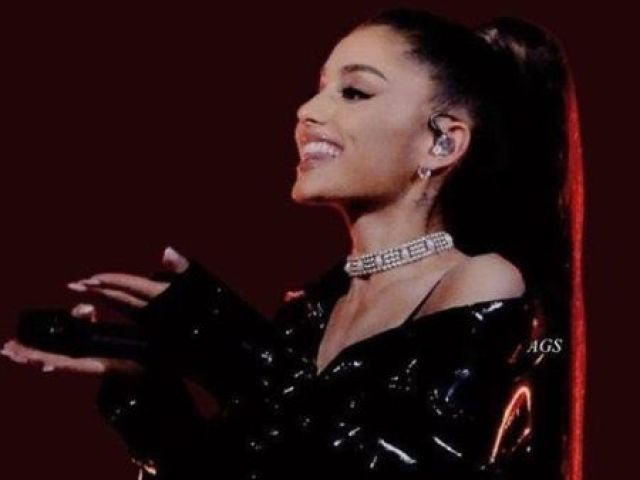 Escolha uma foto e eu indicarei uma música da Ariana Grande