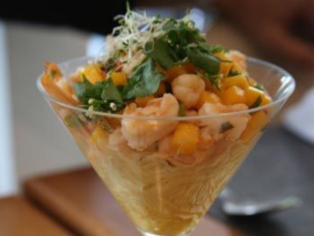 Ceviche de camarão com manga