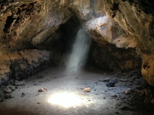 Me escondo em uma caverna e só saio de noite