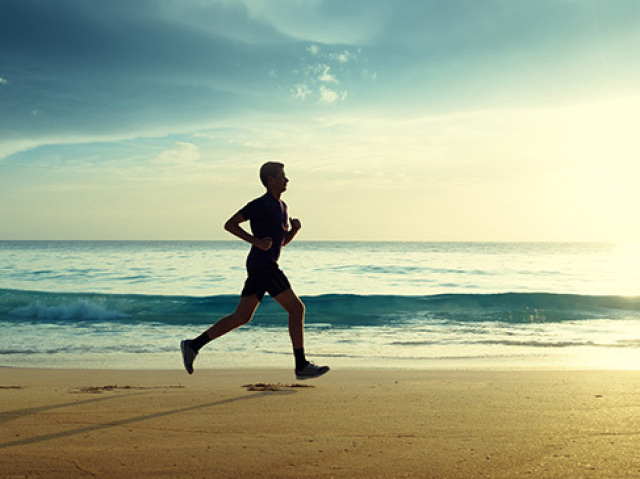 Correr na praia sozinho