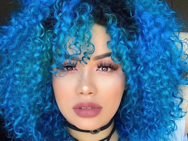 Cabelo azul.