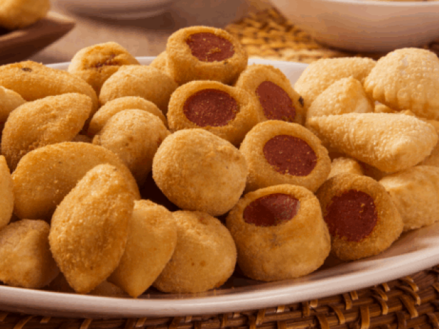 coxinha, bolinha de queijo, enroladinho de salsicha e pastelzinho.