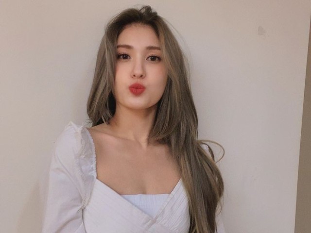 Somi(ex-i.o.i/solo)