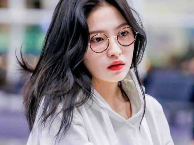 Kim Chaeri.
Ue uma boa cozinheira bom, uma mae protetors pois meus filhos com certeza puxariam a alegria BR (Pena que eu shippo Yeuchae ;-;)