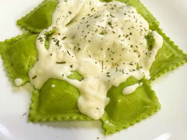 Ravioli 😲 de massa 😎 verde 😱 recheado 🥰com shimeji 🤯 e ricota 😌 com molho bechamel 👩🍳