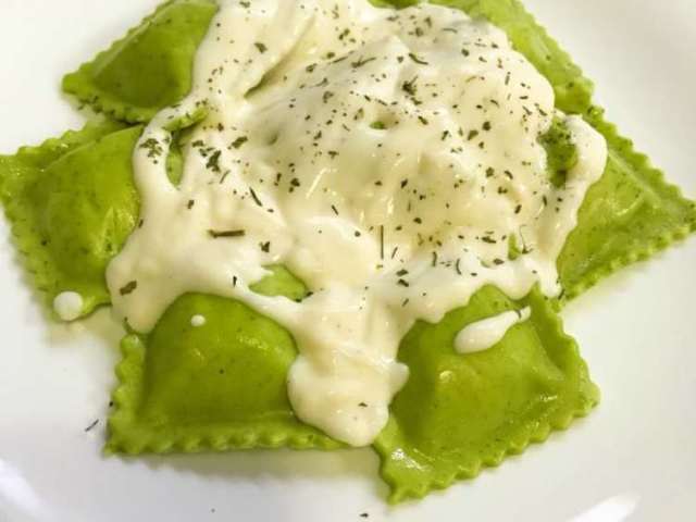 Ravioli 😲 de massa 😎 verde 😱 recheado 🥰com shimeji 🤯 e ricota 😌 com molho bechamel 👩‍🍳