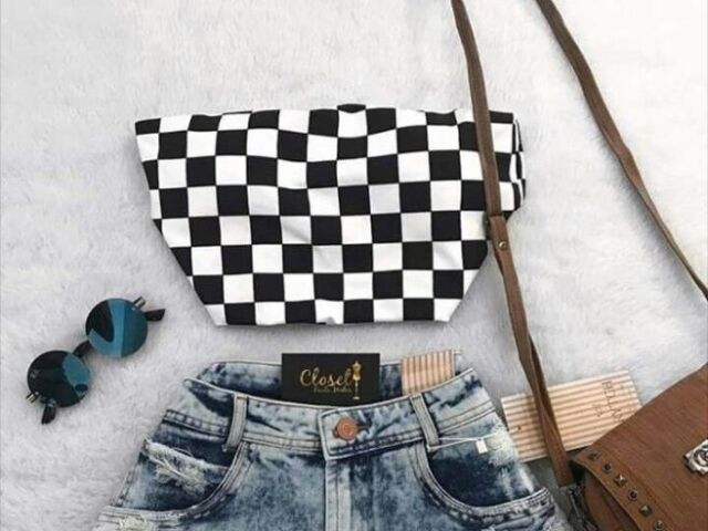 Um short jeans com aquele óculos Aquela bolsa maravilhosa aquele cropped xadrez