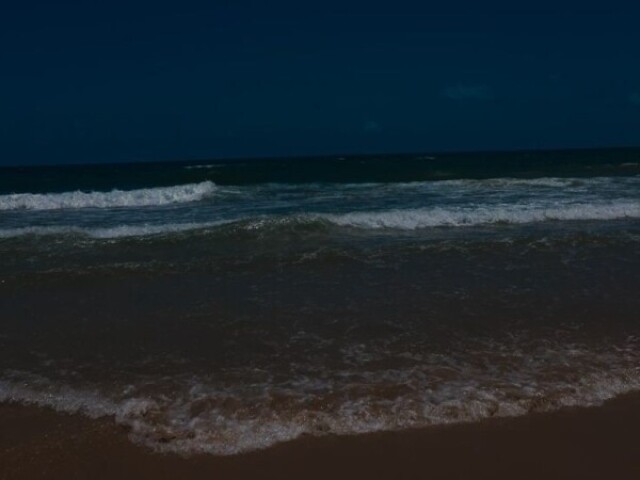 Caminhada na praia a noite❤️