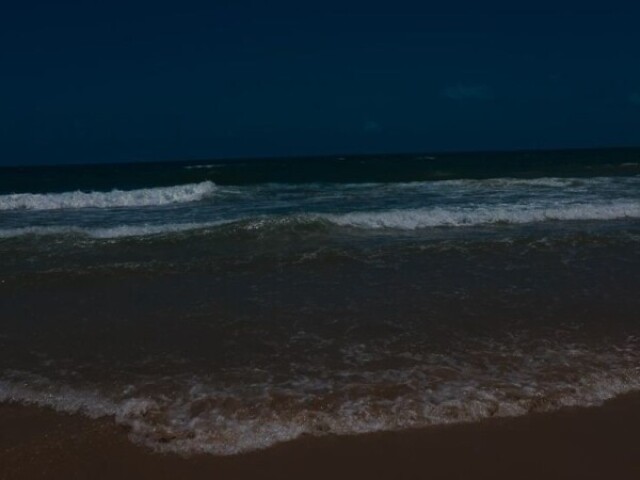 Caminhada na praia a noite❤️