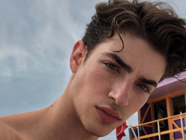 ¨¨Jack Harpper¨¨
16 anos
Vocês se conhecem desde os 14 anos, mas você tem a sensação que conhece ele a sua vida inteira. Trata ele como se fosse seu irmão de outra mãe e ele te trata da mesma forma.
Ele é americano/brasileiro
sua mãe é americana e seu pai brasileiro.
tem três irmãos
sonha em ser ator
20/04¨¨ariano<3