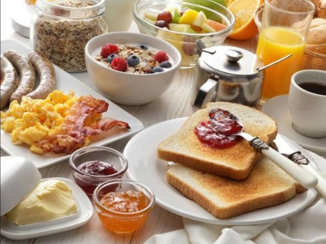 Comer de café da manhã(pão com geleia,Café,suco de laranja)