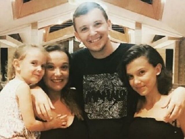 Paige Brown,Charlie Brown,Ava Brown e ela Millie Bobby Brown.