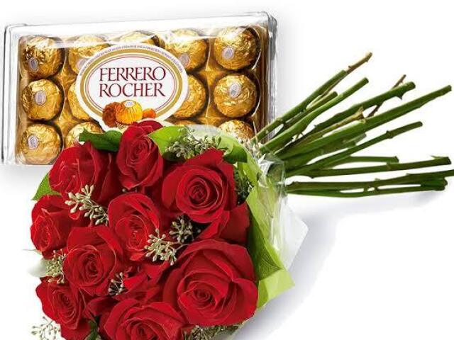 Flores e Ferrero Rocher.